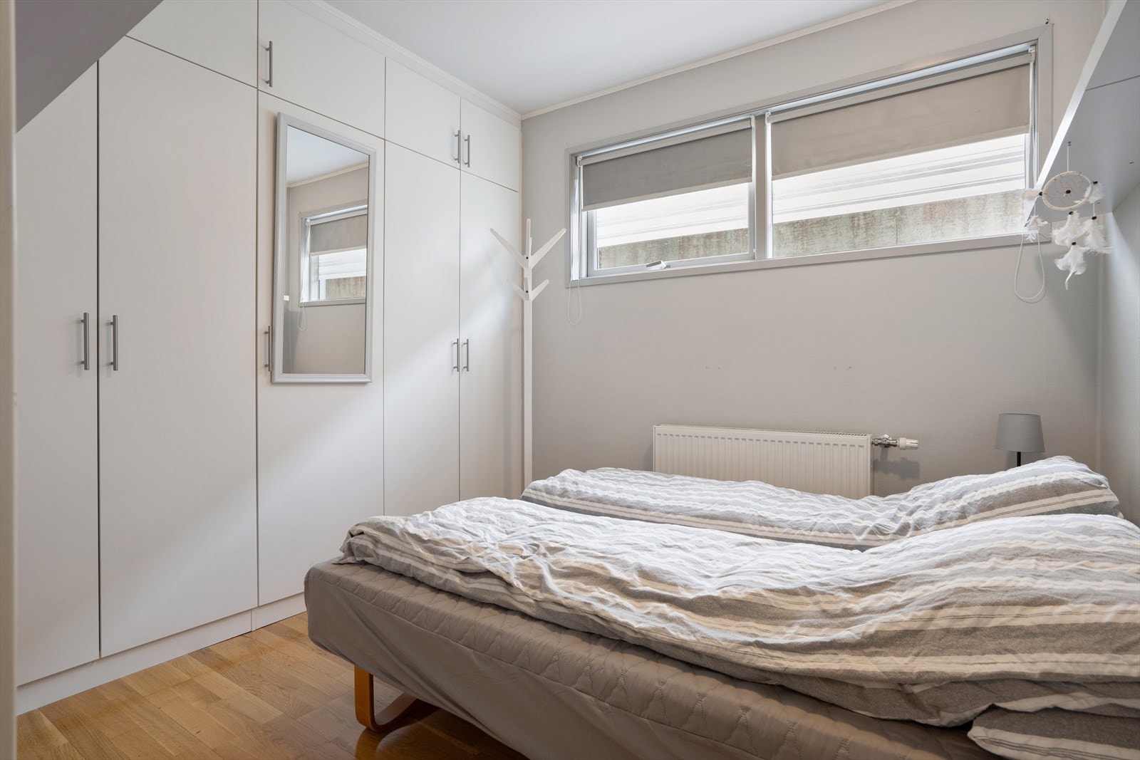 En hel vegg med garderobeskap gir rikelig med oppbevaringsplass på hovedsoverommet. Galleribilde