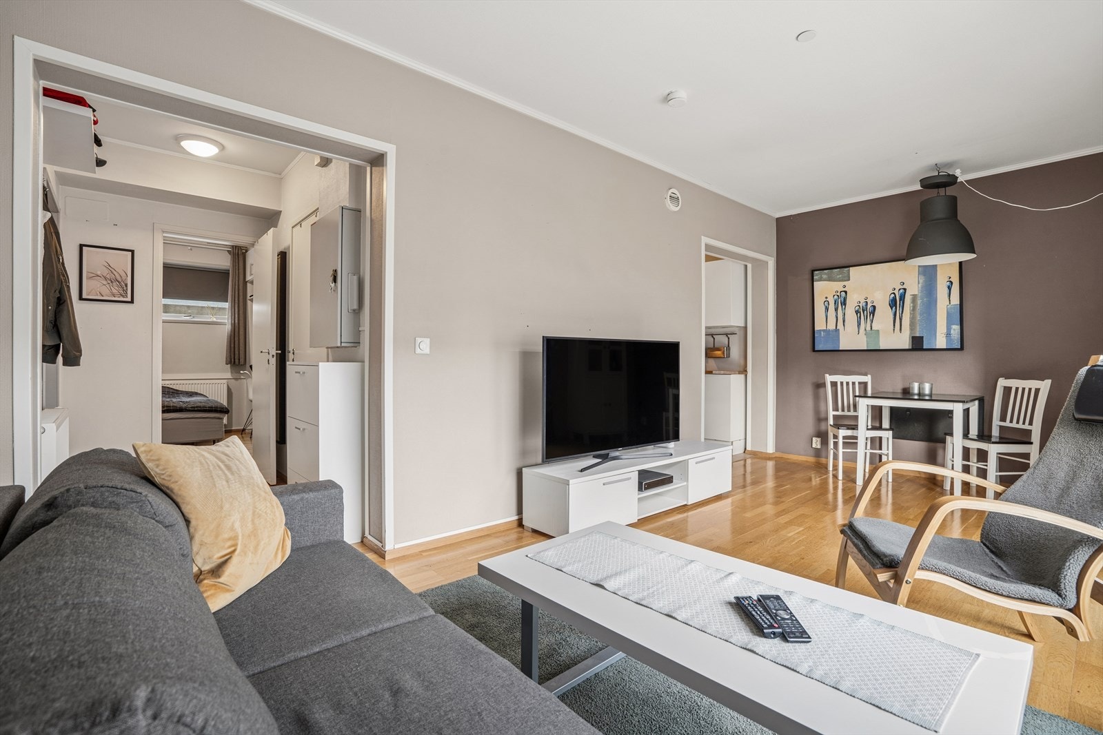 Leiligheten måler 49 kvm og ligger i byggets 1. etasje. Galleribilde