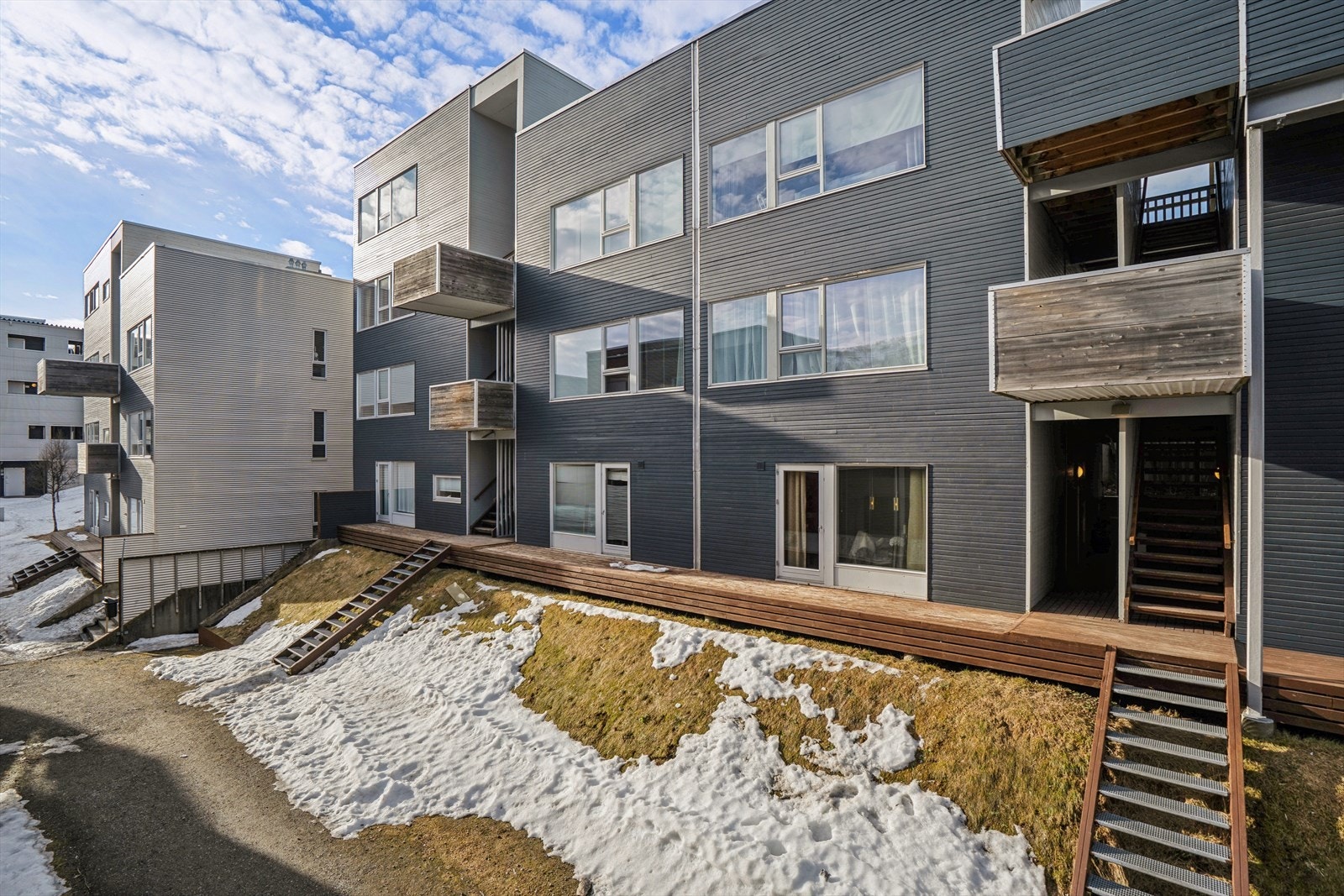 Leiligheten ligger i bygningens første etasje, med enkel adkomst. Galleribilde