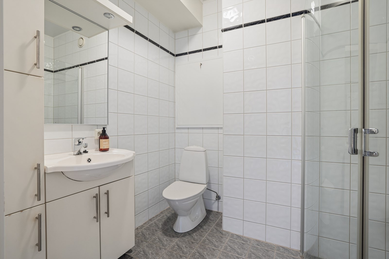 Badet er helfliset og utstyrt med elektriske varmekabler i gulvet. Galleribilde