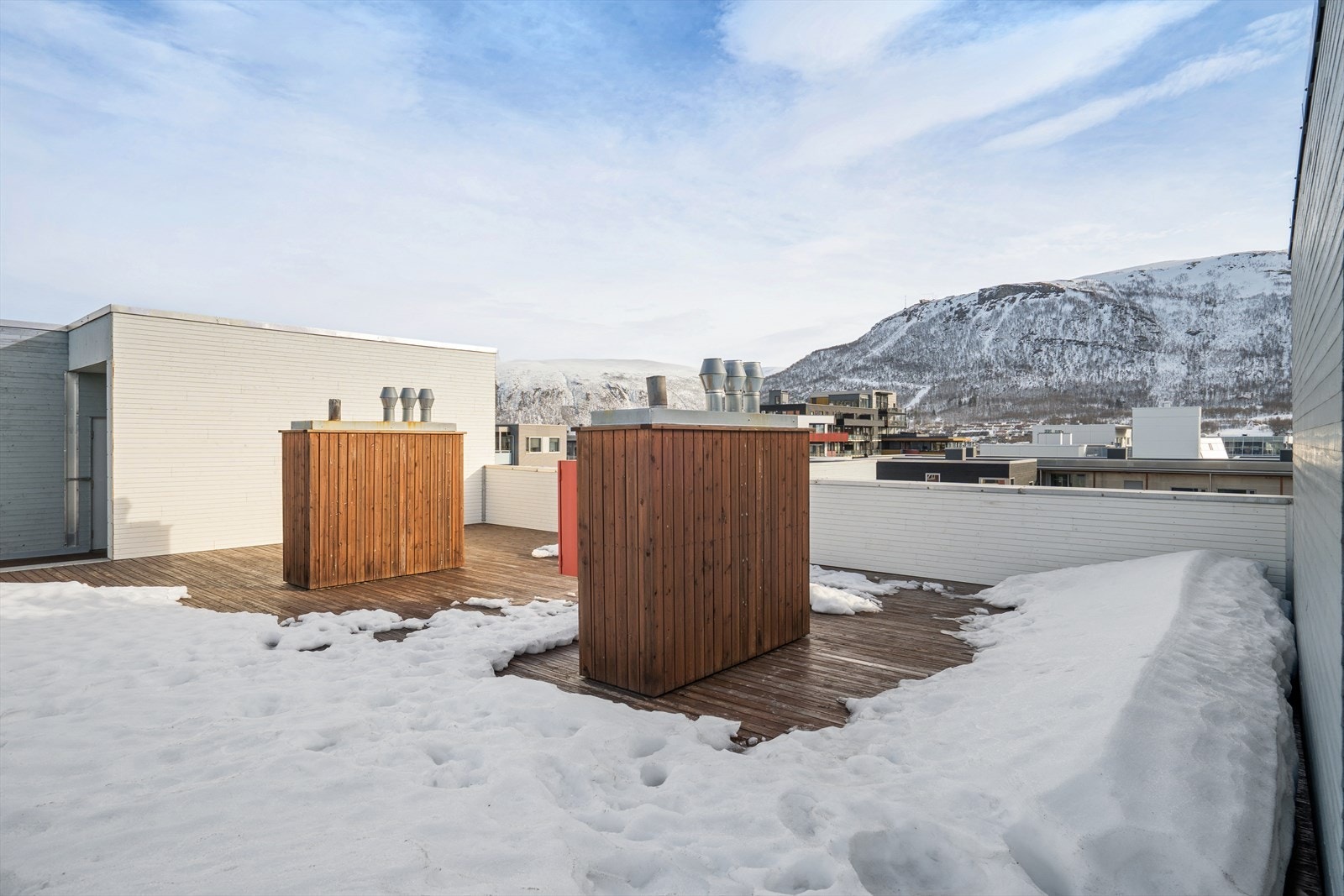 Felles, romslig takterrasse i sameiet med gode solforhold og flott utsikt. Galleribilde