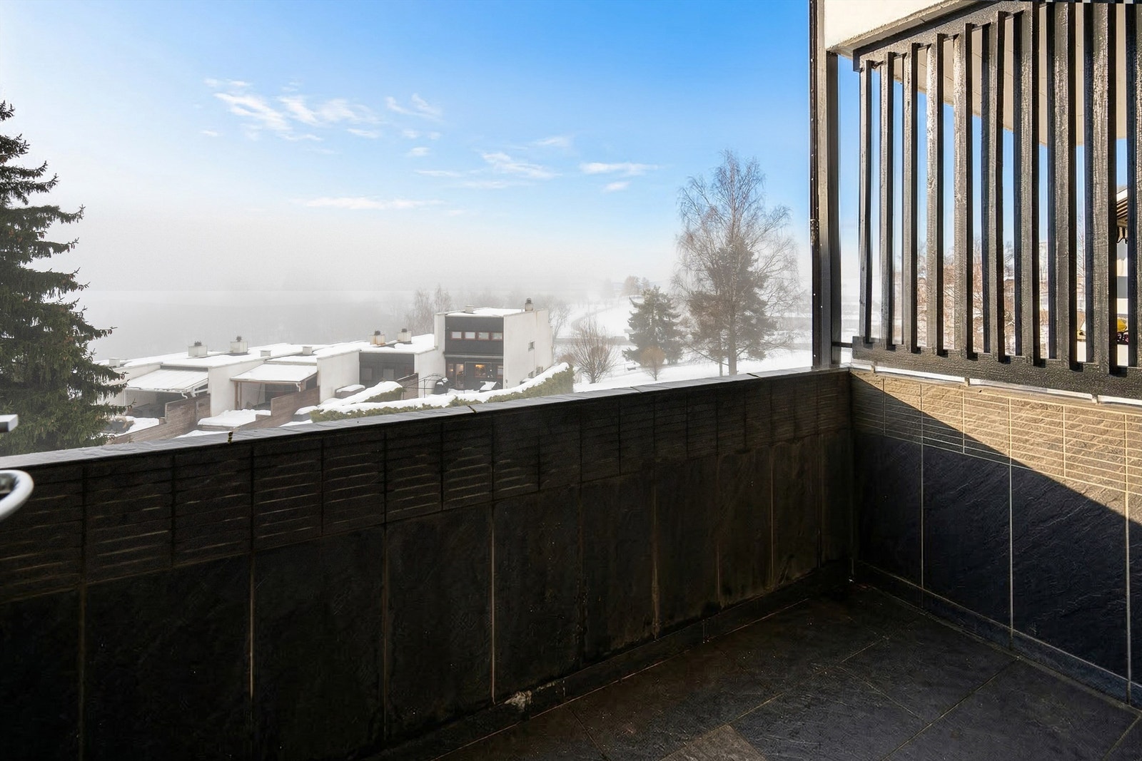 Den sørøstvendte balkongen på ca. 4 m² har plass til en hyggelig sittegruppe. Galleribilde