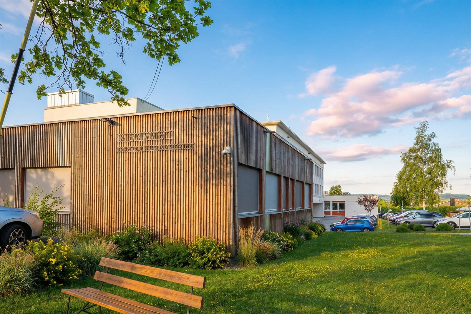 Sagdalen skole (1-7 kl.) og Strømmen videregående skole ligger begge innen kort gangavstand. Galleribilde