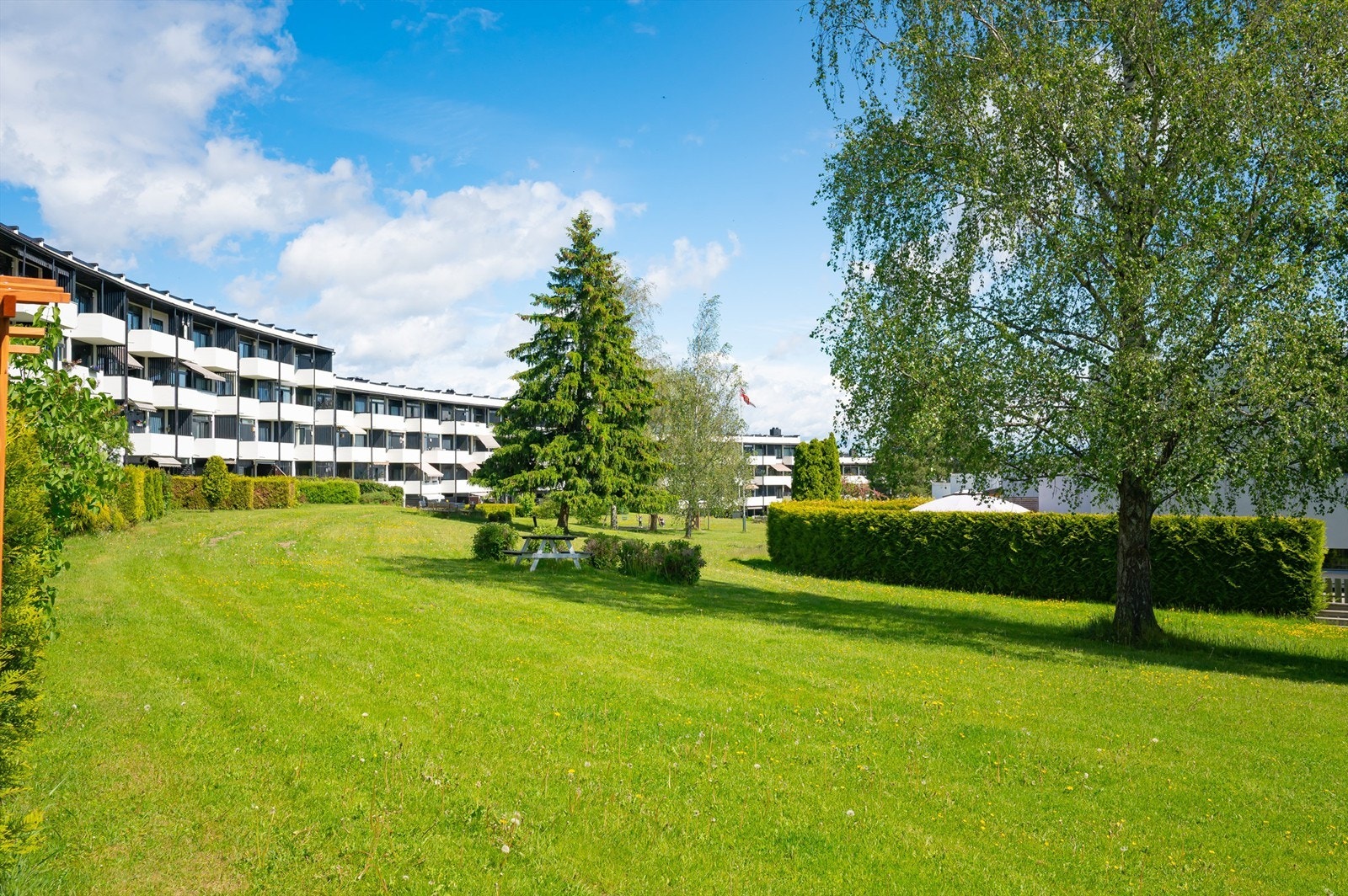 Borettslaget har store, opparbeidede fellesarealer med plen og beplantning. Galleribilde