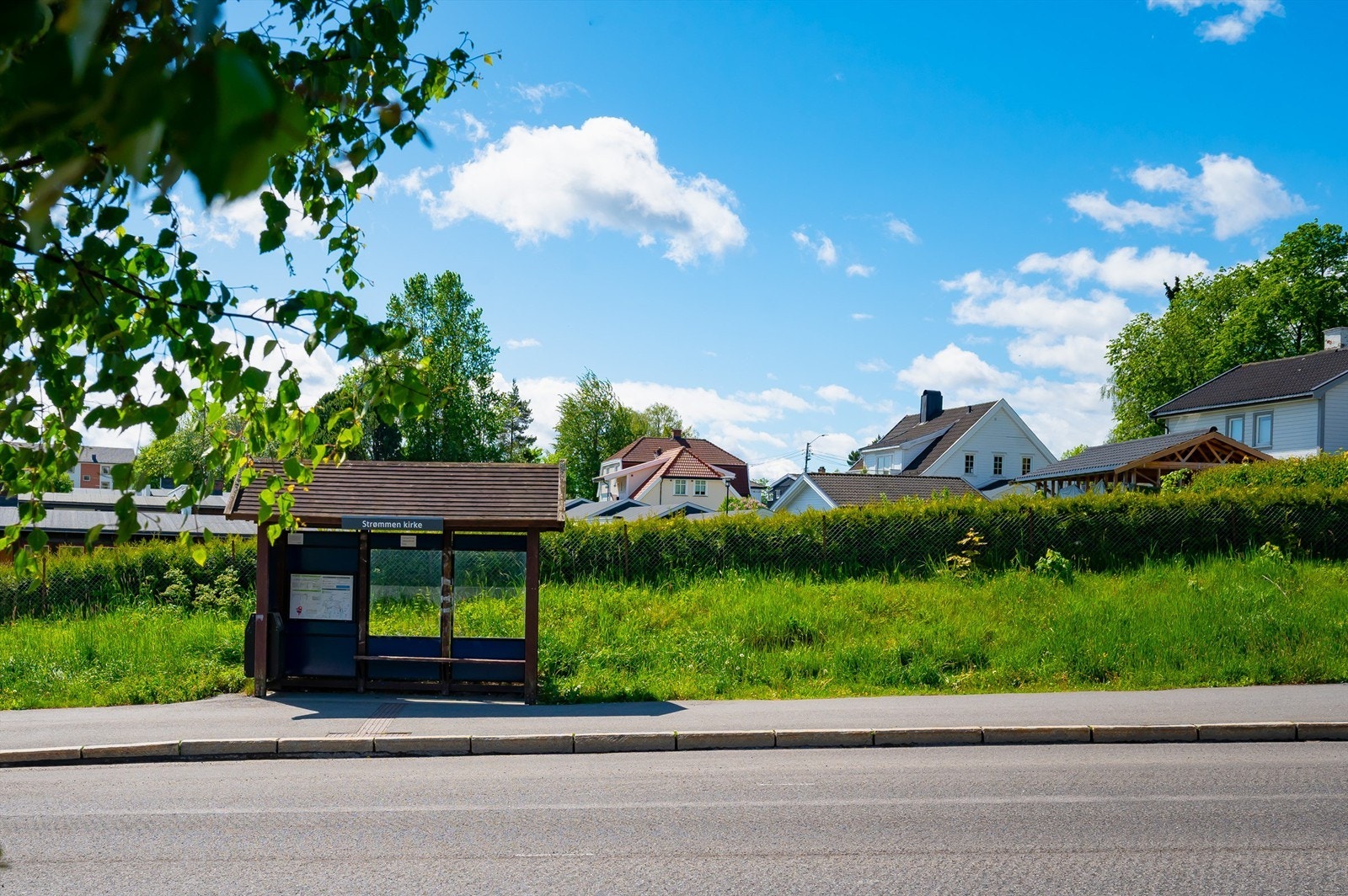 Nærmeste bussholdeplass, Strømmen kirke, er kun et par minutter unna og betjenes av linje 360 og 381. Galleribilde