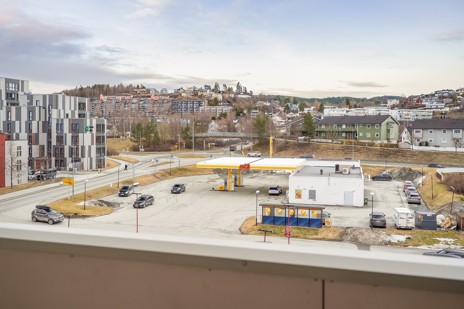 Man har enkel adkomst til leiligheten via heis. I tillegg finnes det p-plass i kjeller og ekstra bod med god lagringsplass. Galleribilde