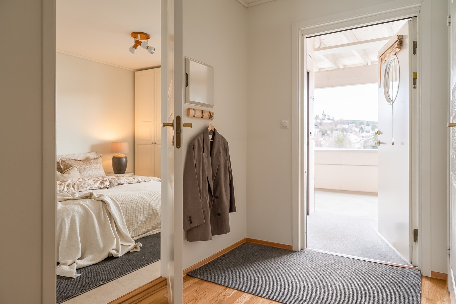 Gangen har et areal på 8 kvm, med adgang til boligens 2 soverom og 2 bad. Galleribilde