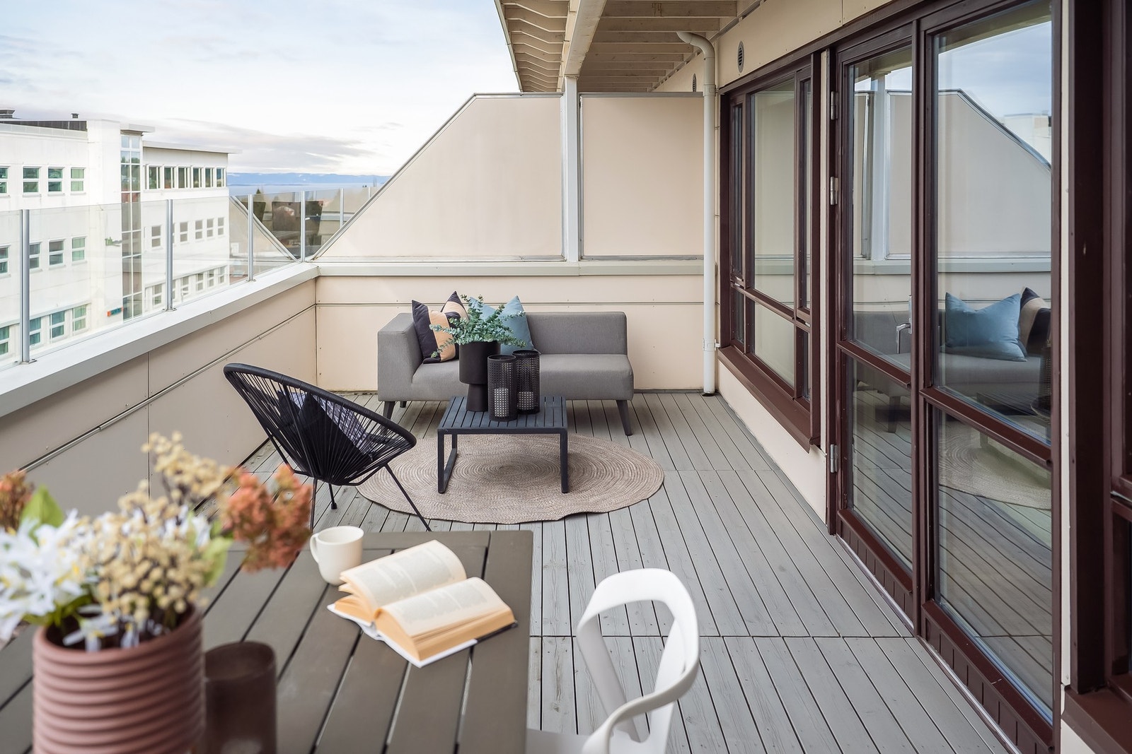 Terrassen er sør-vest vendt og gir gode solforhold på sommerstid. Galleribilde