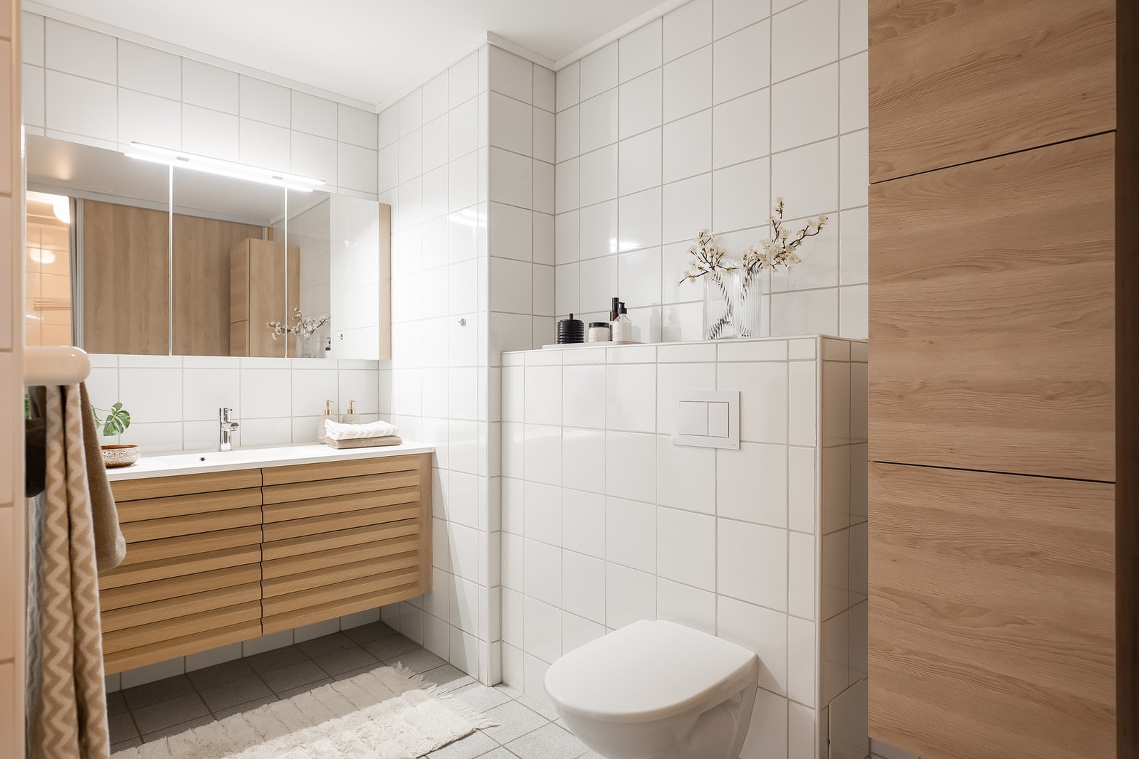 Baderommet ble oppgradert i 2021 med nytt vegghengt toalett og flotte baderomsmøbler med god oppbevaringsplass. Galleribilde