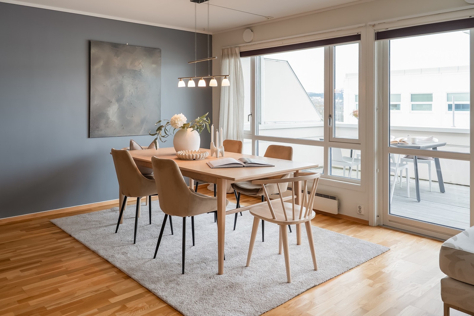 Romslig spisestue - perfekt for hyggelige sammenkomster. Galleribilde