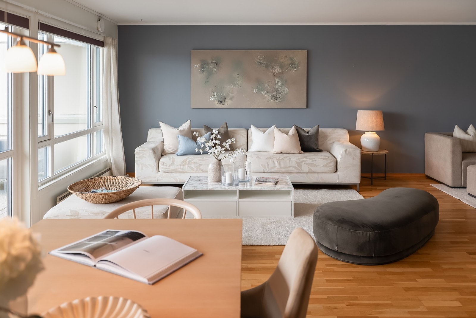 Stuen fremstår som lys og luftig med gode møbleringsmuligheter. Galleribilde