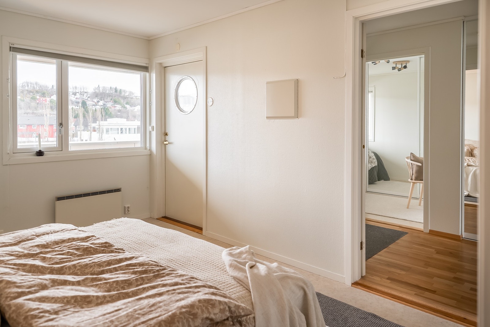 Egen inngang til soverommet. Dette rommet med bad har tidligere vært utleid som hybel. Galleribilde