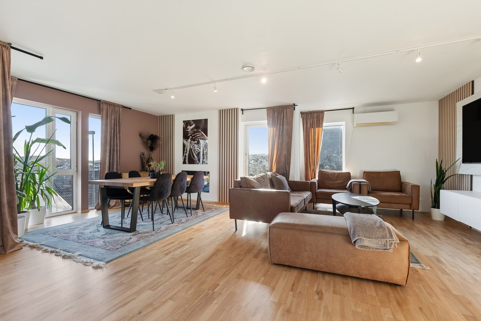 I midtre etasje åpner boligen seg opp i et lyst og inviterende allrom som binder hele hjemmet sammen. Galleribilde