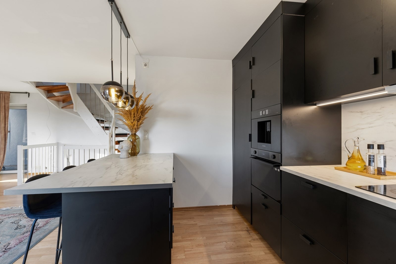 Det medfølger frys under kjøkkenøyen. Galleribilde