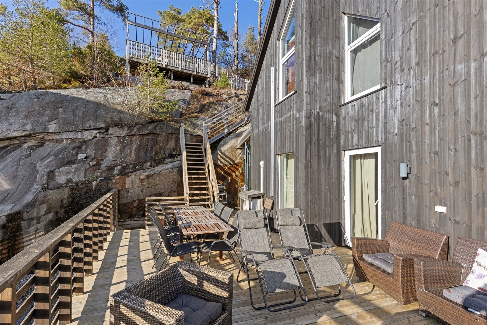 Utvendig har eiendommen flere gode soner for sommerdagene. Galleribilde