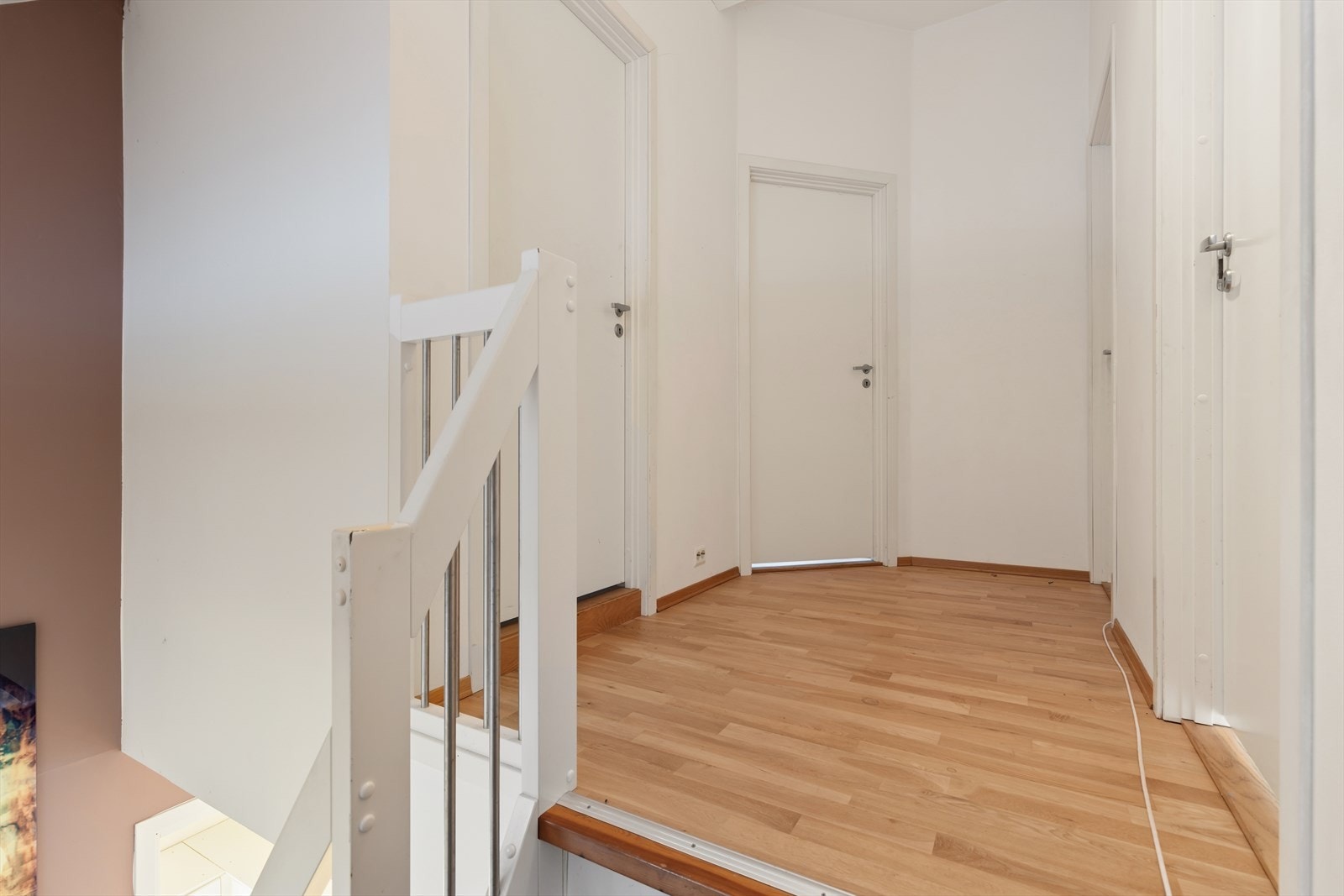 I øverste etasje finner du en gjennomført og rolig sone med tre gode soverom og et innbydende baderom Galleribilde