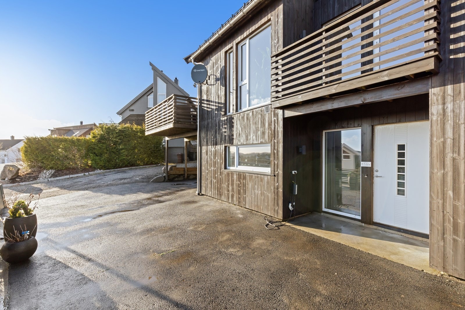 Det er god oppstillingsplass til biler på eiendommen. Galleribilde