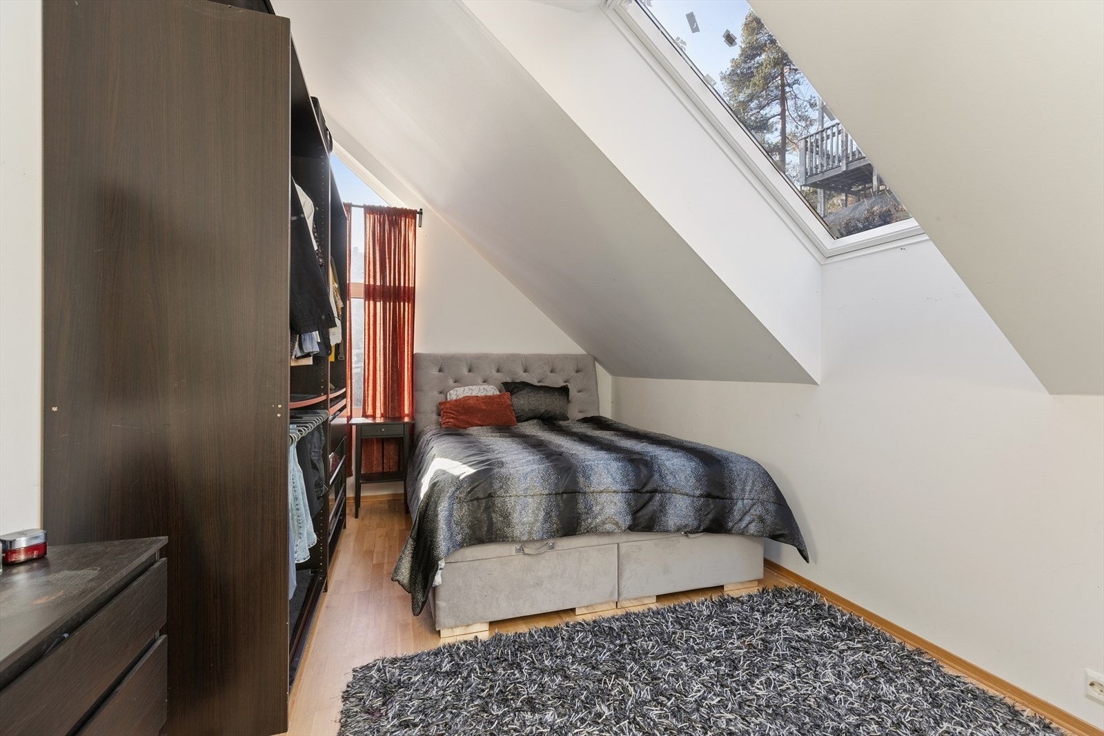 Soverommene har alle 3-stavs eikeparkett og slette, malte vegger i moderne nyanser. Galleribilde