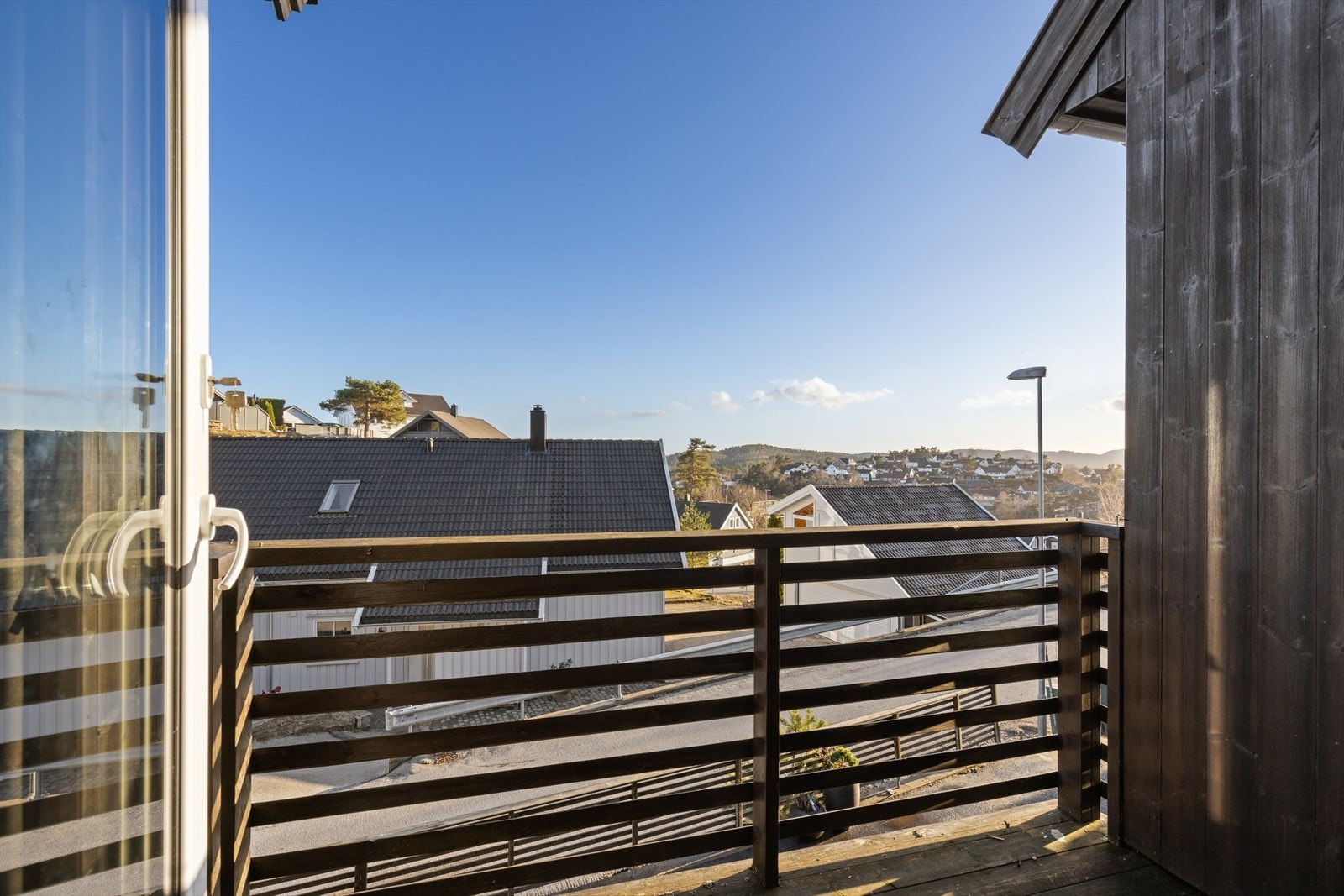 Fra kjøkkenet har man utgang til en mindre balkong med fin utsikt. Galleribilde