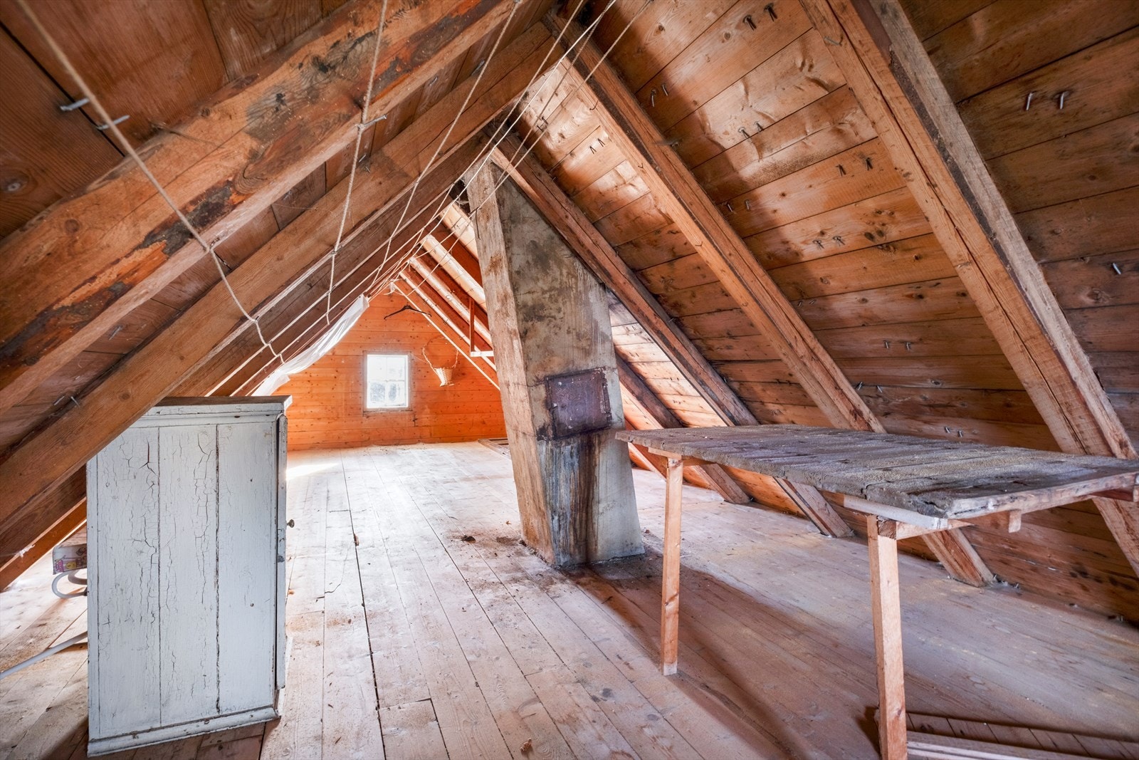 Romslig loft som kun er egnet for oppbevaring Galleribilde