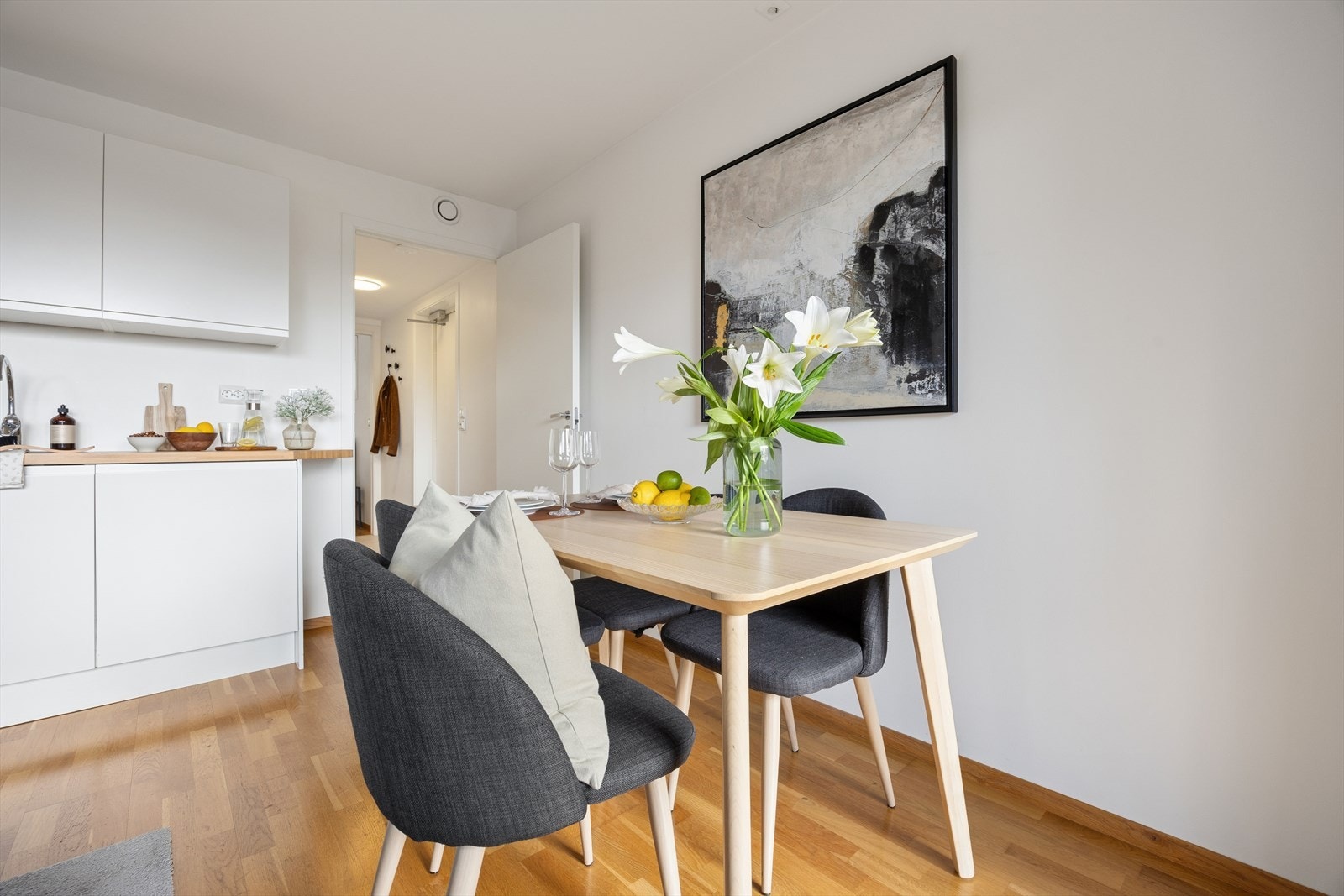Den åpne løsningen gir en naturlig plass for spisebord i tilknytning til kjøkkenet. Galleribilde