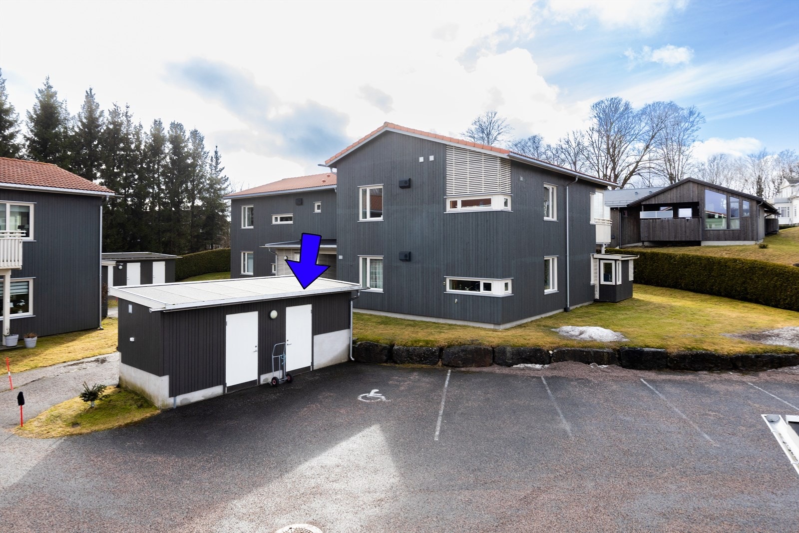 I tillegg disponerer boligen en garasjeplass i felles garasjerekke, samt sportsbod, se pil
Sportsboden er 5 kvm stor, og har god lagringsplass. Galleribilde