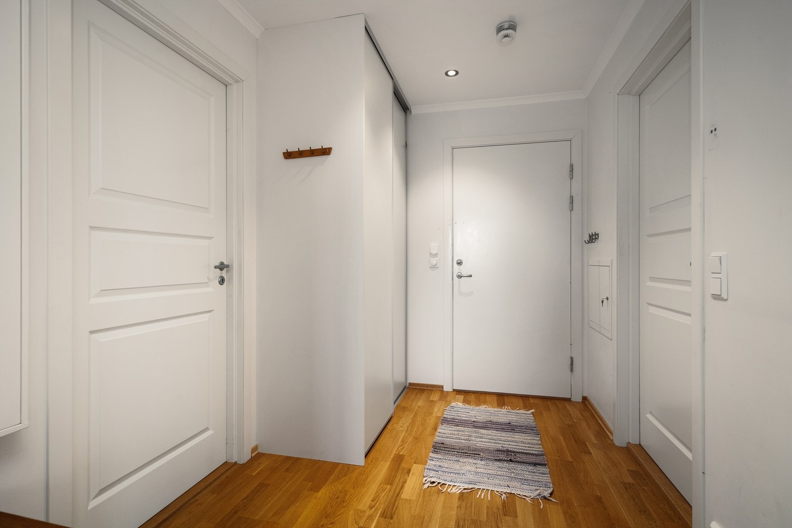 Entreen har også skyvedørsgarderobe. Det er callinganlegg i boligen som er koblet mot hovedinngangsdør med funksjon for opplåsning. Galleribilde