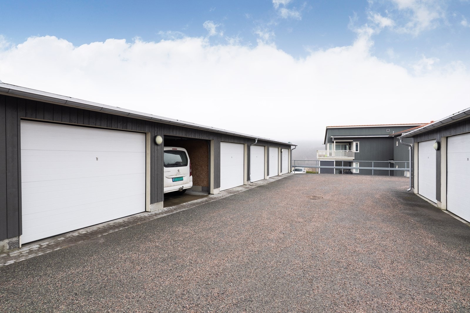 Det er lagt opp full infrastruktur for elbillading i hele borettslaget med mulighet for at hver enkelt andelseier kan ha egen lader i sin garasje. Det er ikke installert elbillader i garasjen som denne boligen disponerer. Galleribilde