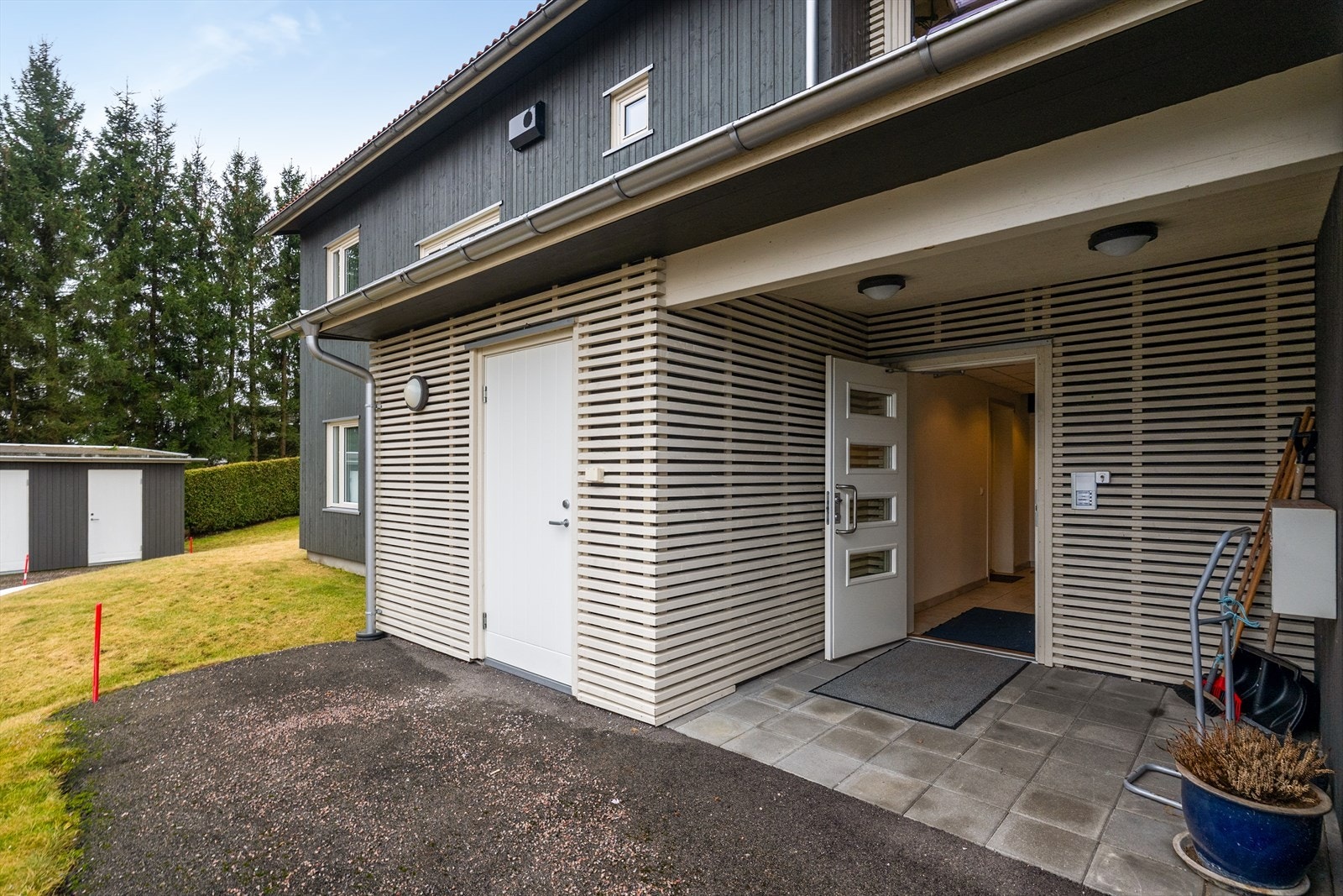 Det er et pent og overbygget inngangsparti til firemannsboligen. Galleribilde