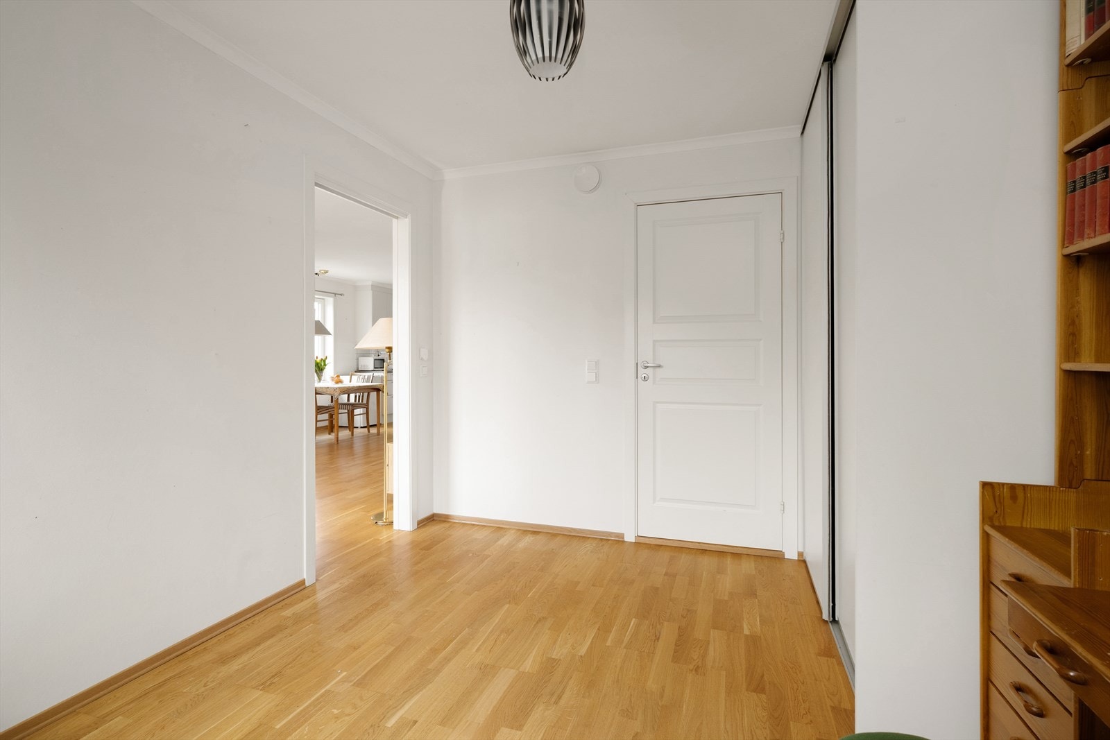 Fra hovedsoverommet er det direkte adkomst til badet. Galleribilde