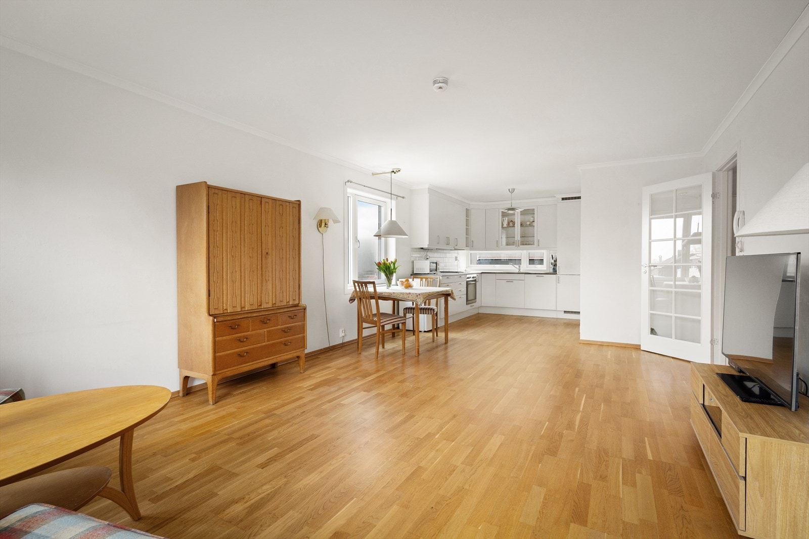 Boligen har en lys og pen stue med åpen løsning med kjøkkenet. Borettslagets kabel-tv og internett leveres av Telenor Norge AS og er inkludert i felleskostnader. Galleribilde