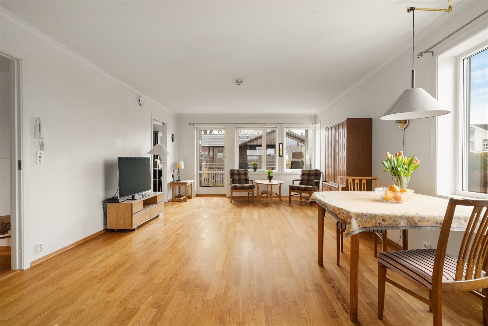 Balansert ventilasjon og vannbåren gulvvarme som gir lavt strømforbruk og jevn, behagelig varme. Galleribilde