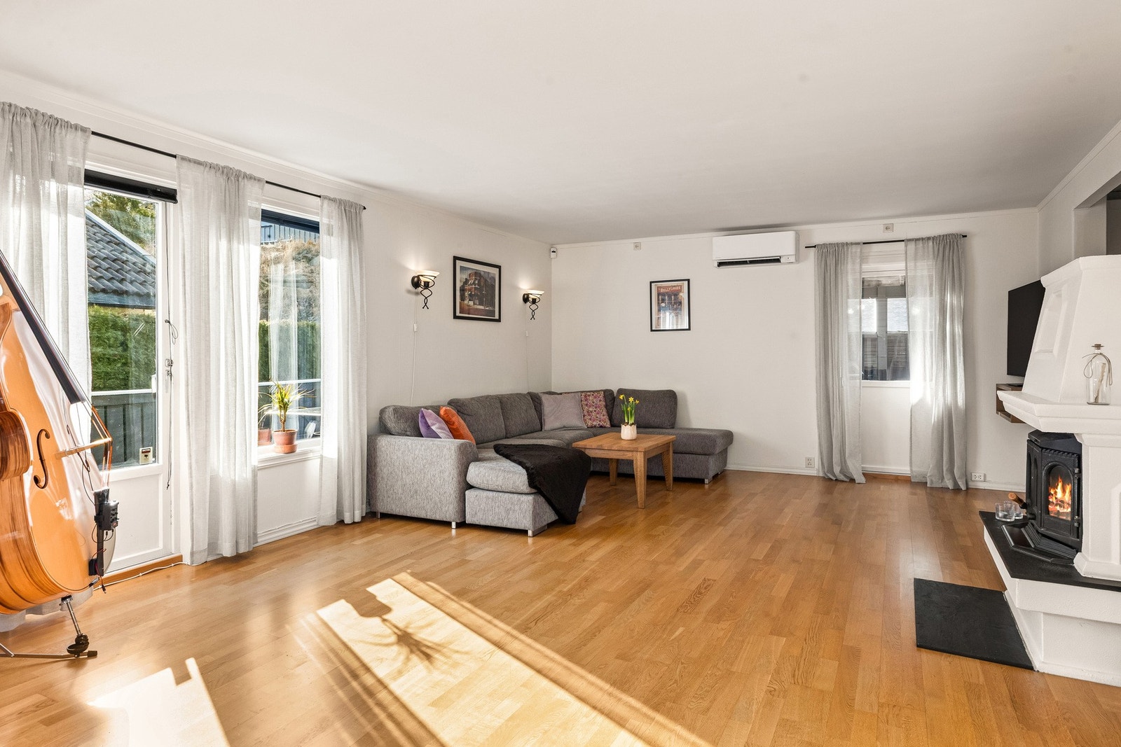 Fra stuen er det direkte utgang til solrik verandaplatting Galleribilde