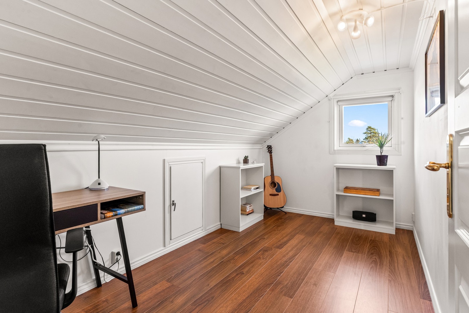 Flere av soverommene i 2. etasje har tilgang til lagringsplass i kneveggsloft og det er i tillegg en innredet bod for oppbevaring i etasjen Galleribilde