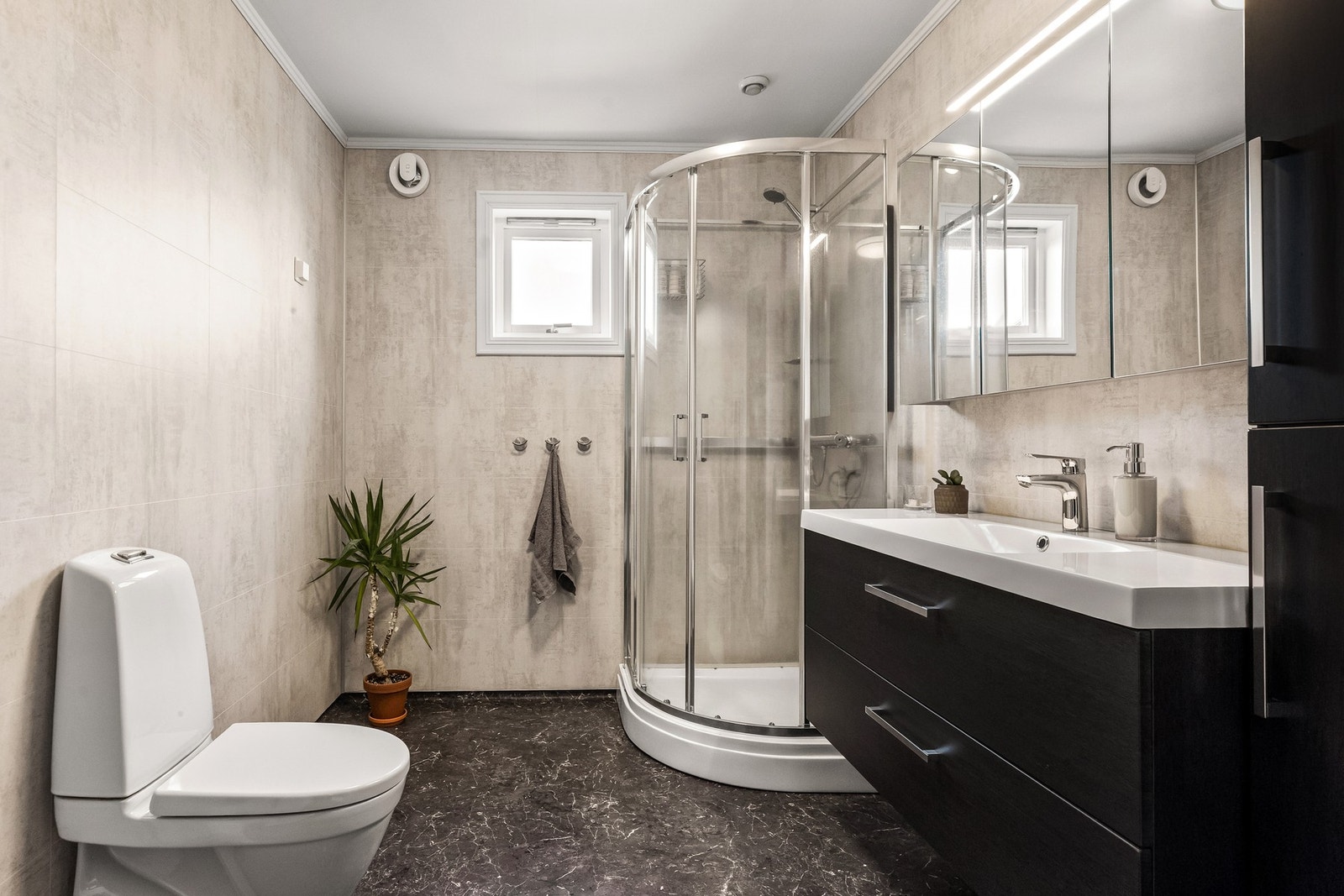 Badet er oppgradert i nyere tid med moderne baderomsplater og dusjkabinett Galleribilde