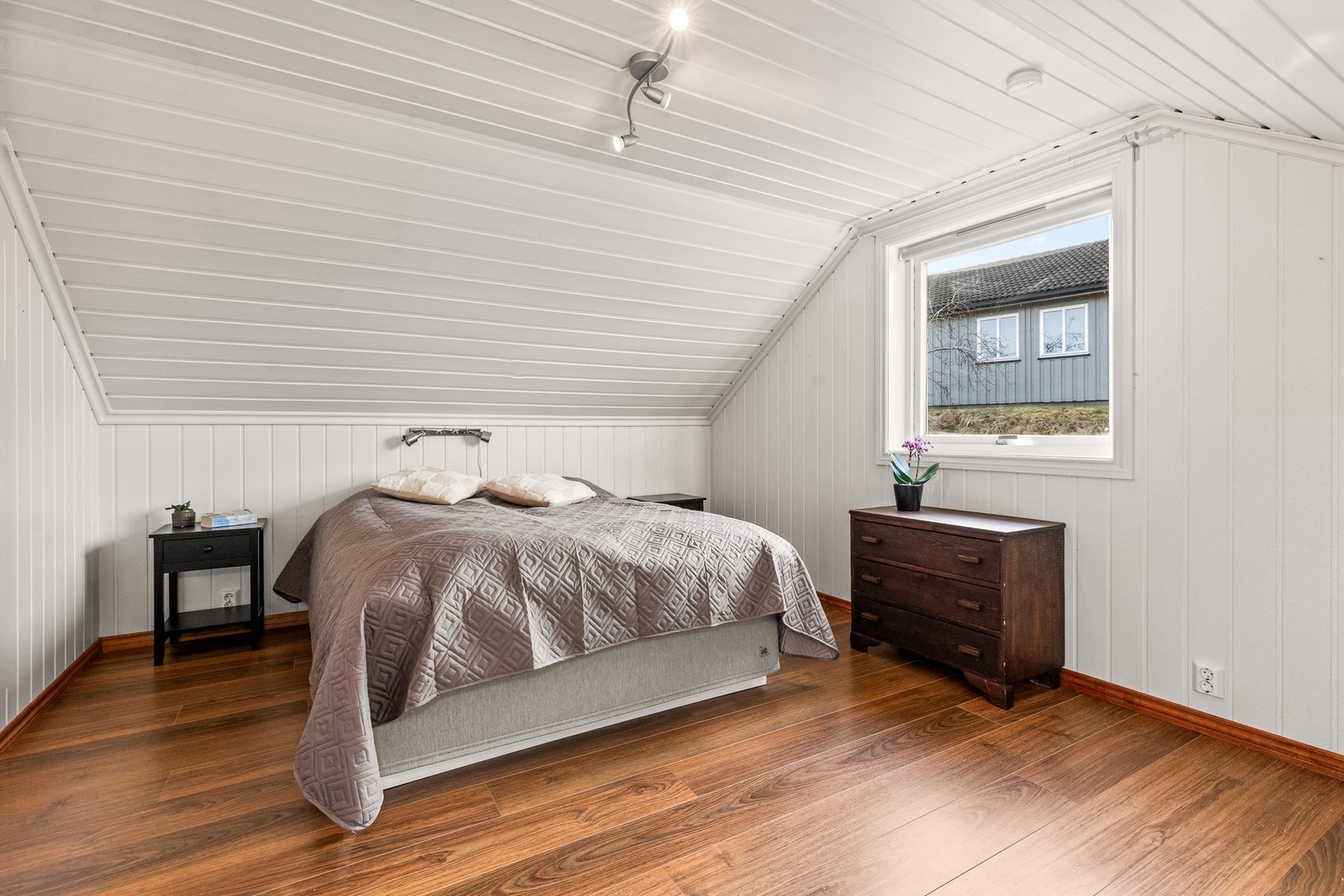 Hovedsoverommet er av god størrelse med god plass til dobbeltseng og øvrig soveromsmøblement Galleribilde