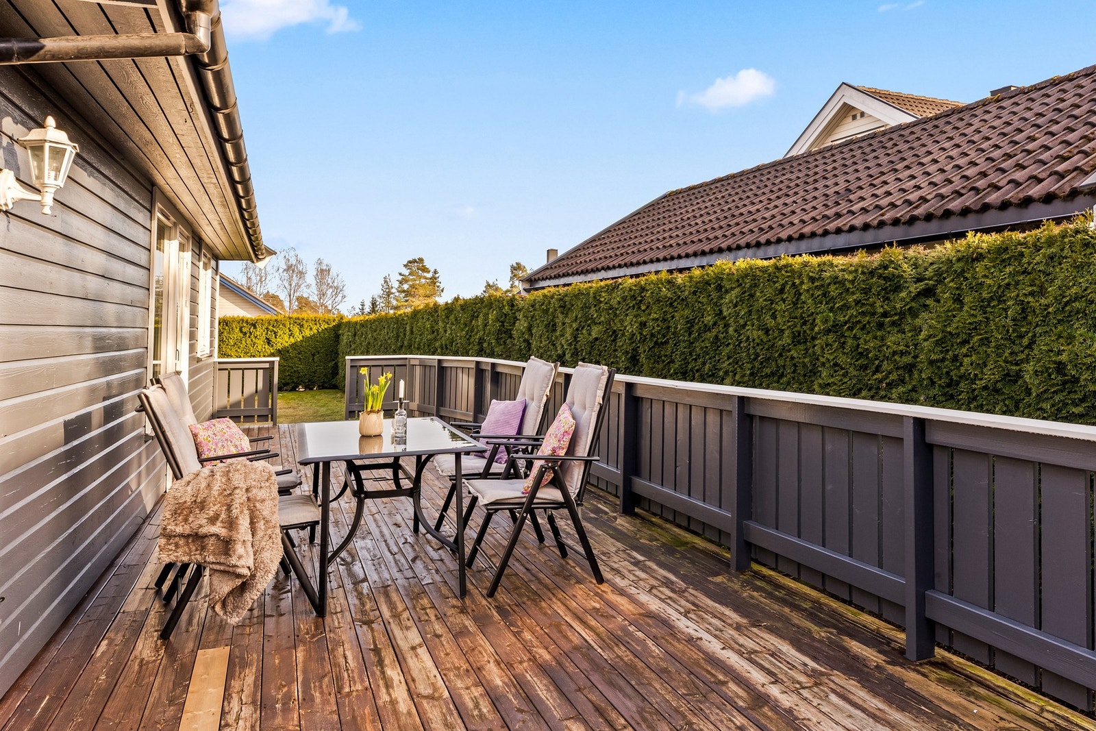 Eiendommen ligger nedsenket i terrenget, noe som gir gode solforhold på uteplassene, spesielt på formiddag og ettermiddag Galleribilde