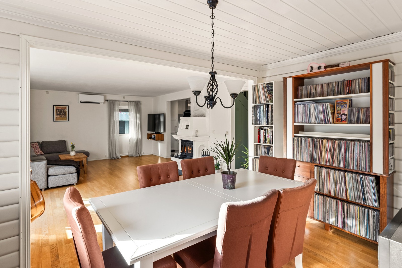 Den åpne løsningen mellom stue og spisestue deler opp rommet i naturlige sosiale soner Galleribilde