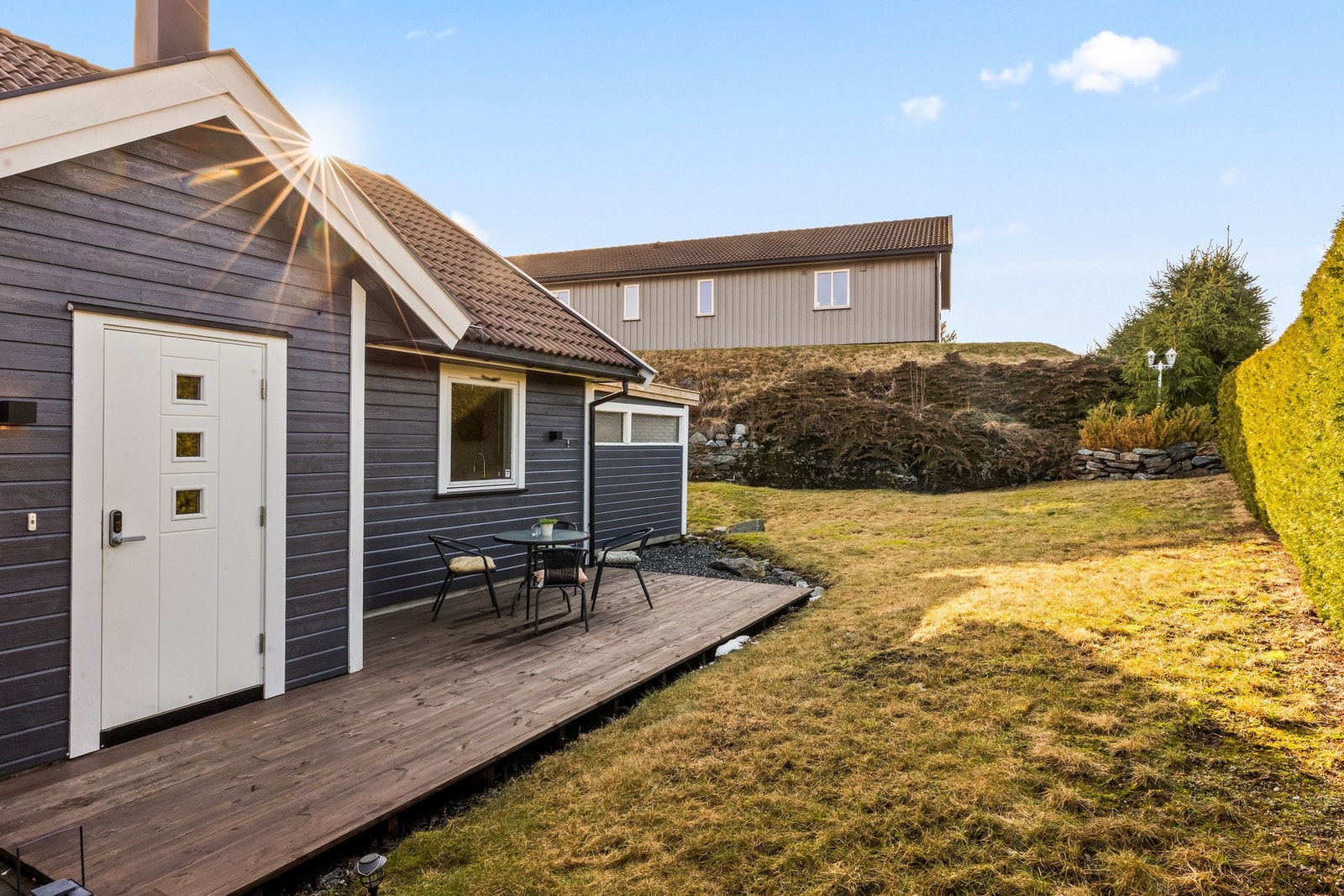 Hagen er opparbeidet med flere soner, inkludert en platting foran garasjen som er plassert for å utnytte kveldssolen Galleribilde