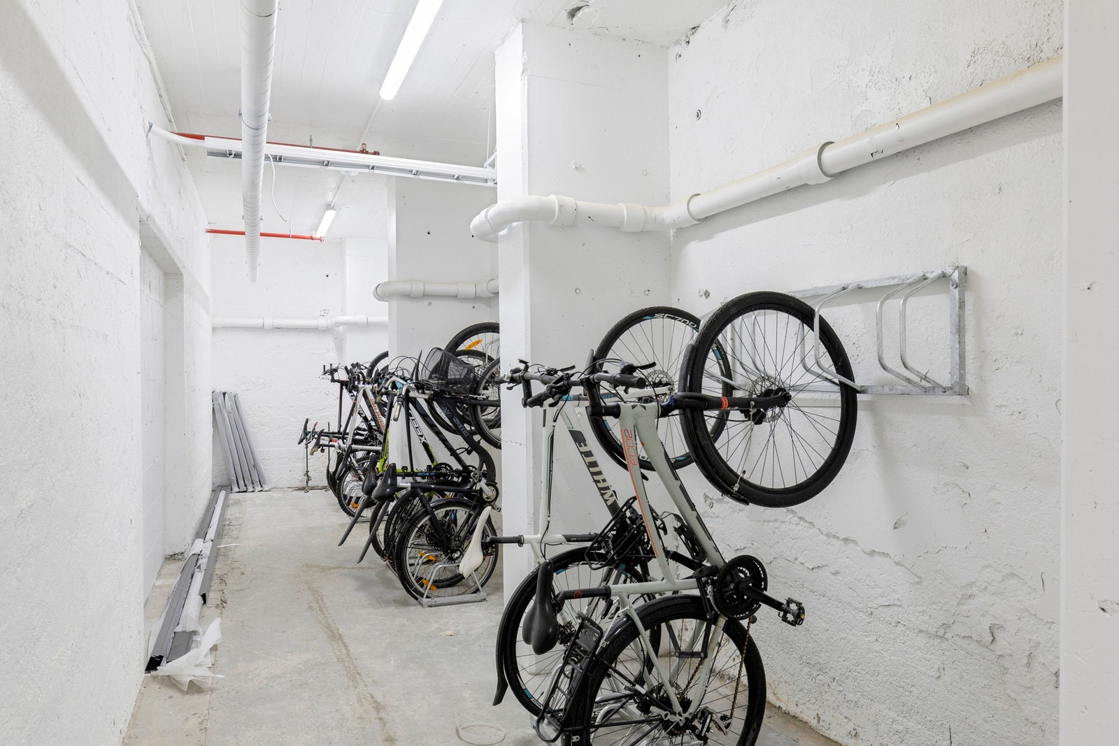 I kjelleren er det sikker sykkelparkering Galleribilde