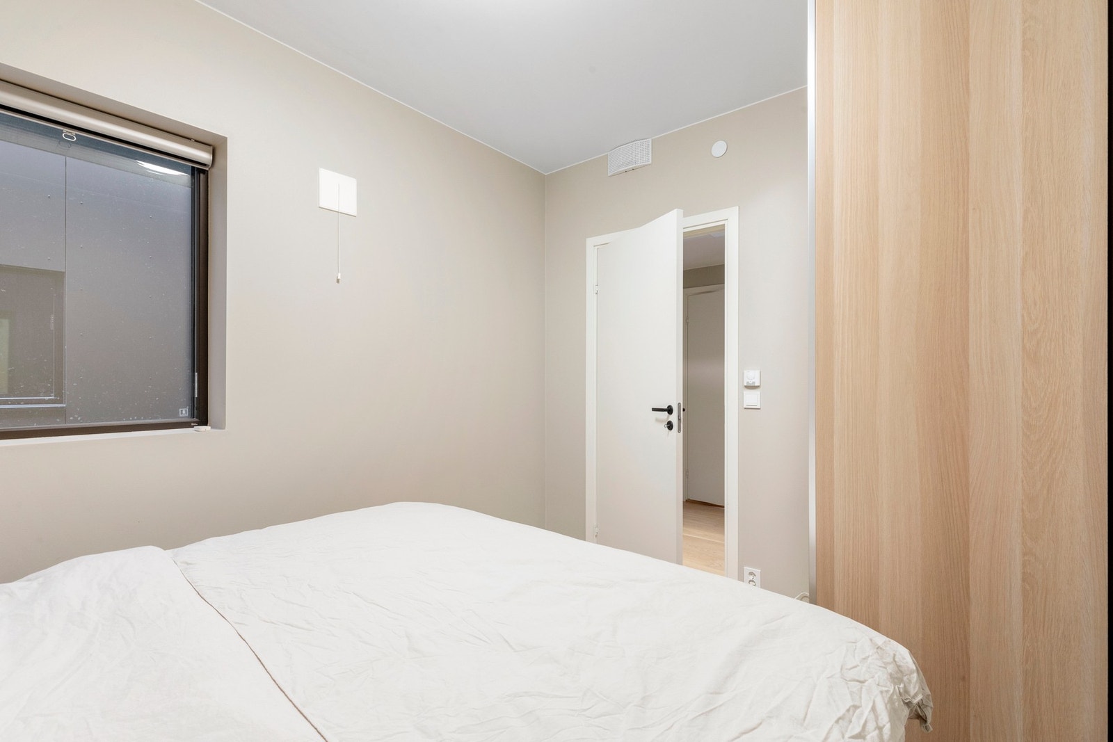 God plass til dobbeltseng og garderobeskap. Galleribilde