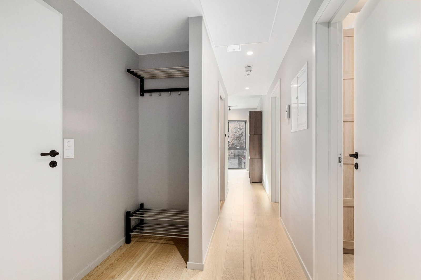 Gang med plass til klesoppheng. Galleribilde