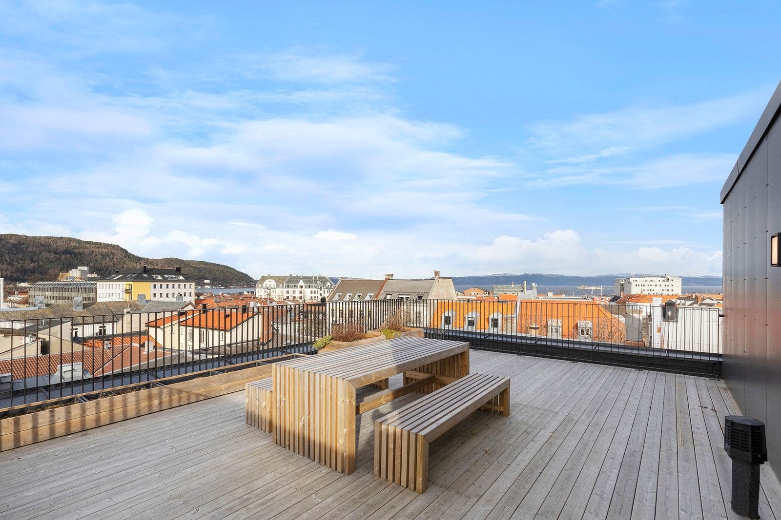 Plass til flere sittegrupper og mulighet for grill. Galleribilde