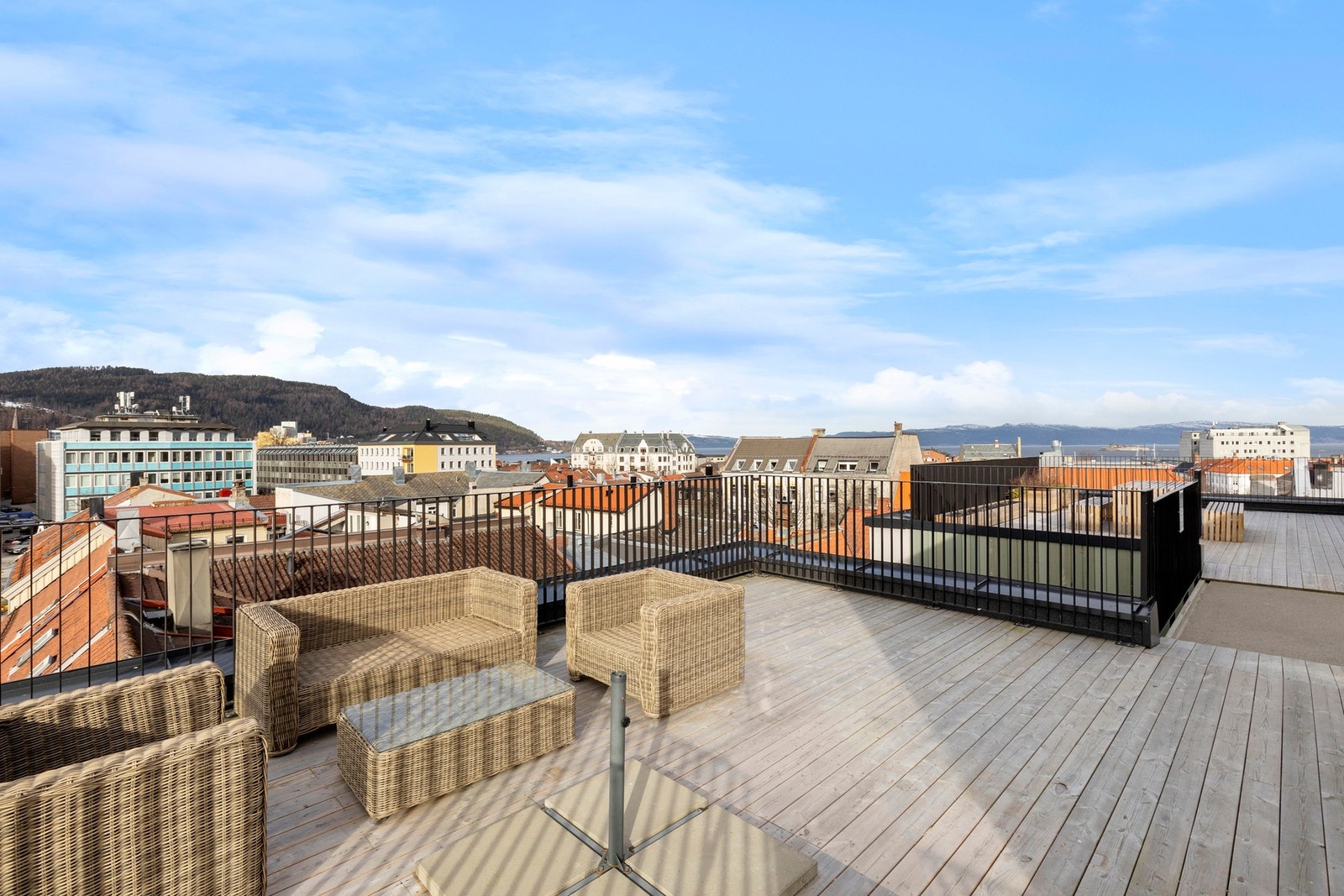 Oppe i 4.etasje har du en flott og stor takterrasse. Hit kommer du enkelt via heisen. Galleribilde