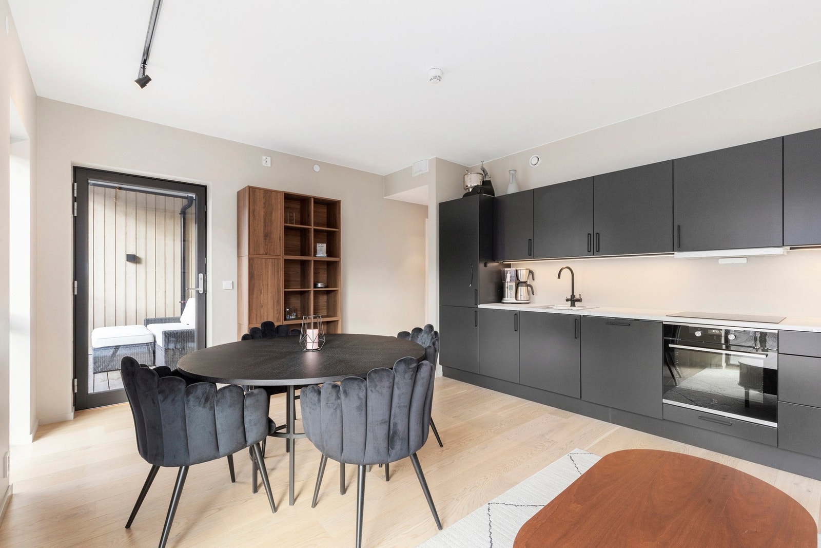 Leiligheten har slette lyse vegger og en pen 1-stavs parkett på gulv. Galleribilde