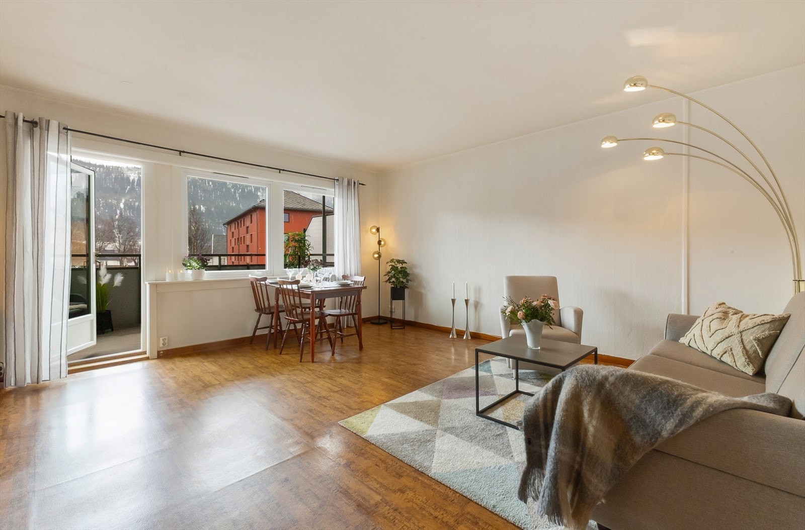 Fra stue mot overbygd terrasse på ca. 9kvm TBA. Galleribilde