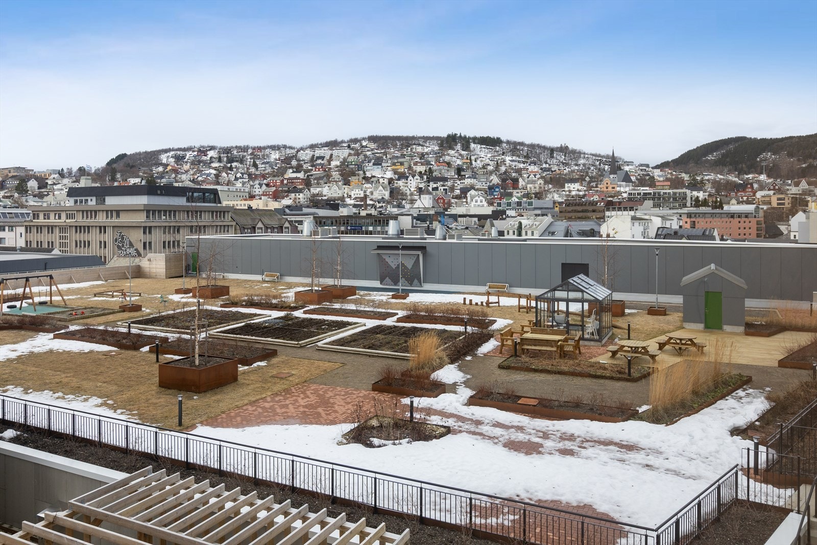 Det er tilgang til stor felles hage med lekeplass, blomsterbed, drivhus og rikelig med sitteplasser. Galleribilde