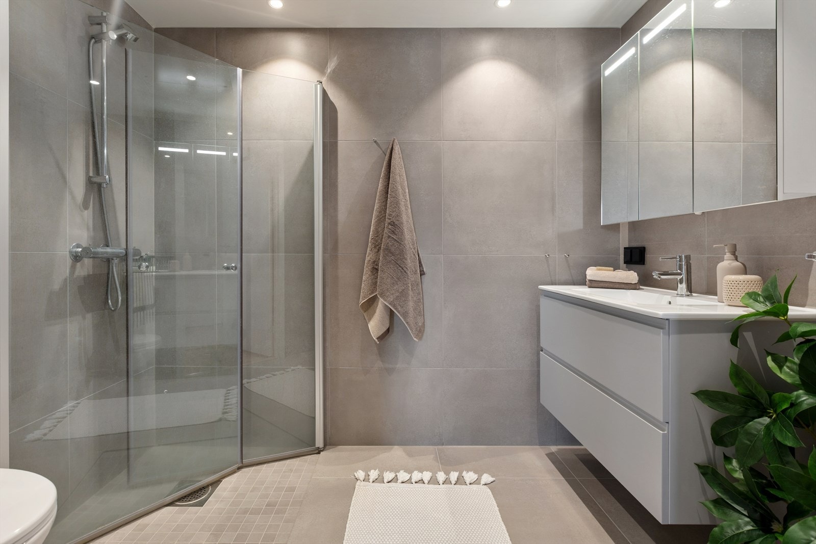 Moderne flislagt bad med varme i gulv. Galleribilde