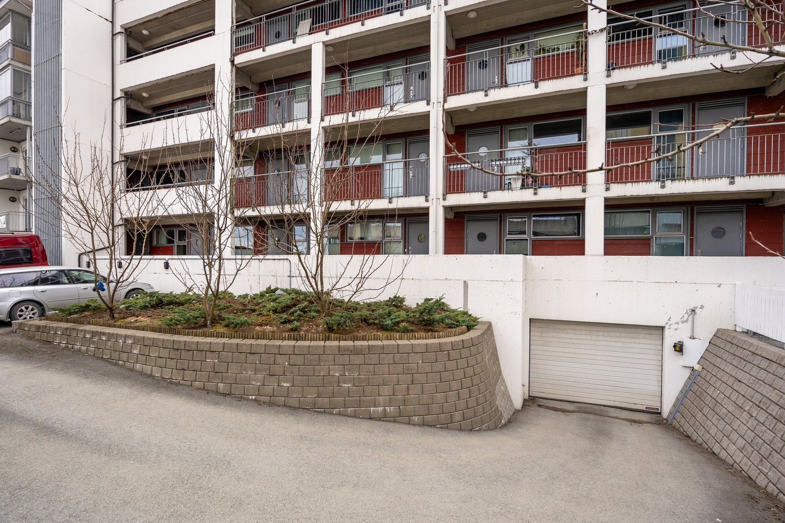 Borettslaget har 10 parkeringsplasser utenfor bygget som er forbeholdt beboerne i bygget, ingen av disse er fasteplasser. Galleribilde