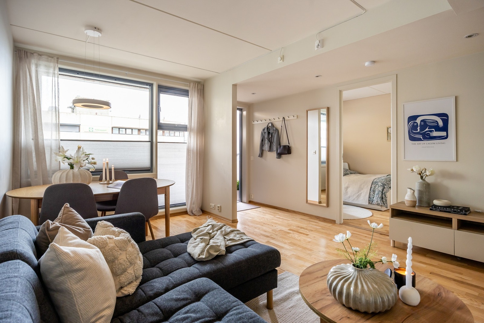 Fra stuen har man adgang til boligens andre soverom. Galleribilde